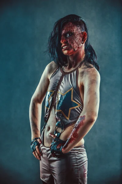 Mujer zombi con la sangre en la cara y las manos . — Foto de Stock