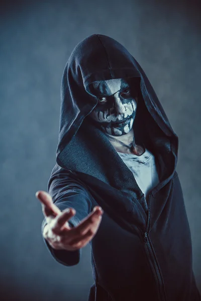 Man zombie in de kap met het spookachtige gezicht. — Stockfoto