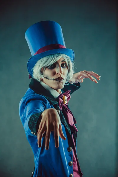 Triste attore circense gesticolare in smoking blu . — Foto Stock