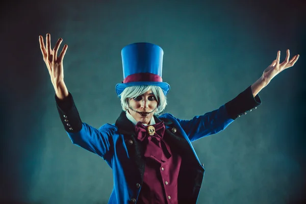 Sonriente actor de circo en esmoquin azul presenta algo . —  Fotos de Stock