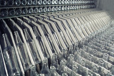 Geri dönüşümlü şişe temizleme makinesi içine yükleme 