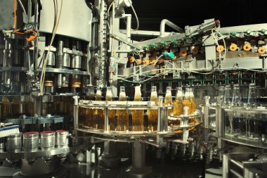 Konveyör bitki üzerinde bira şişe dolum.