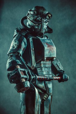 Cyber punk hummer ile çelik zırh fütüristik asker.