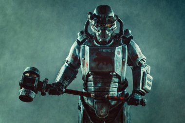 Cyber punk hummer ile çelik zırh fütüristik asker.