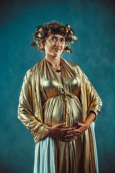 황금도 그리스 비 옥 여신 처럼 행 세 하는 화 환에 임신한 여자 — 스톡 사진