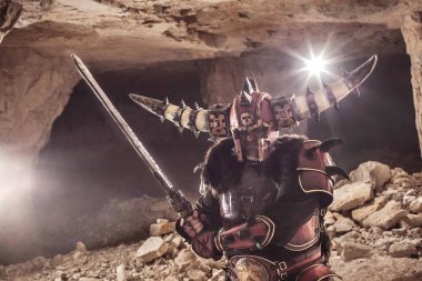 Zindan backgrou ağır zırh güçlü Knight saldırı