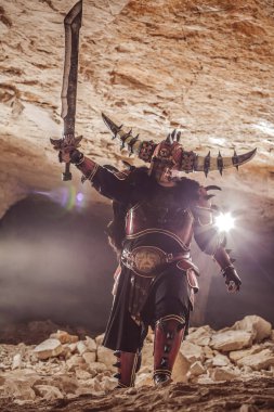 Zindan backgrou ağır zırh güçlü Knight saldırı