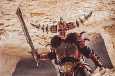 Ağır zırh güçlü şövalye krizinden dungeon zemin üzerine