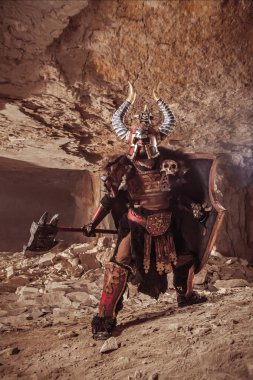 Zindan backgrou ağır zırh güçlü Knight saldırı