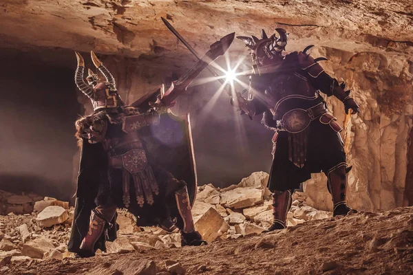 Bataille de puissants chevaliers en armure lourde dans les grottes interdites — Photo