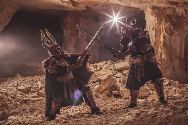 禁断の洞窟で重装甲で強力な騎士の戦い — ストック写真
