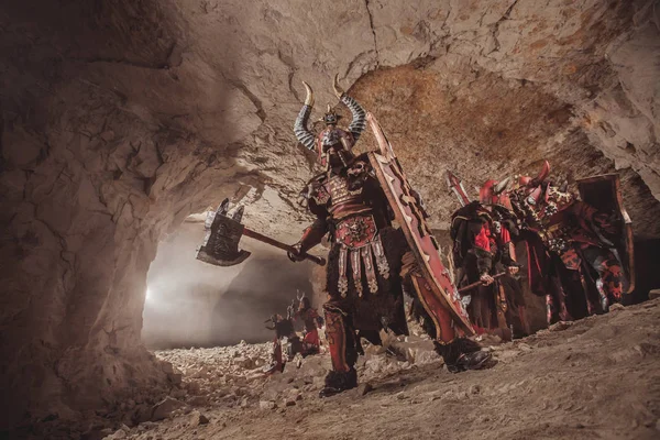 Batalha de cavaleiros poderosos em armadura pesada nas Cavernas Proibidas — Fotografia de Stock