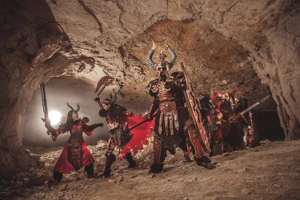 Slaget vid kraftfulla riddare i tunga rustningar i förbjudna grottorna — Stockfoto