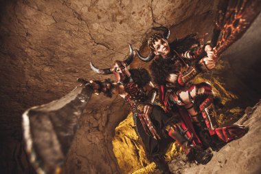 Çift zırh kılıç ve balta ile saldıran şövalyeler. Ön kılıç.