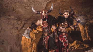 Çift zırh kılıç ve balta ile saldıran şövalyeler. Ön kılıç.