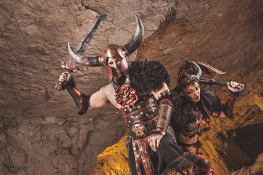 Çift zırh kılıç ve balta ile saldıran şövalyeler. Ön kılıç.