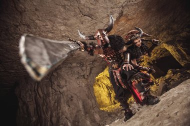 Çift zırh kılıç ve balta ile saldıran Şövalyeleri 