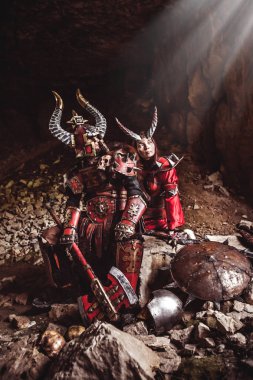 Çift zırh balta ile fantezi Şövalyeleri.