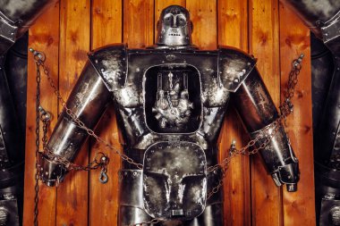 Laboratuvarda Zincirli büyük retro robot.