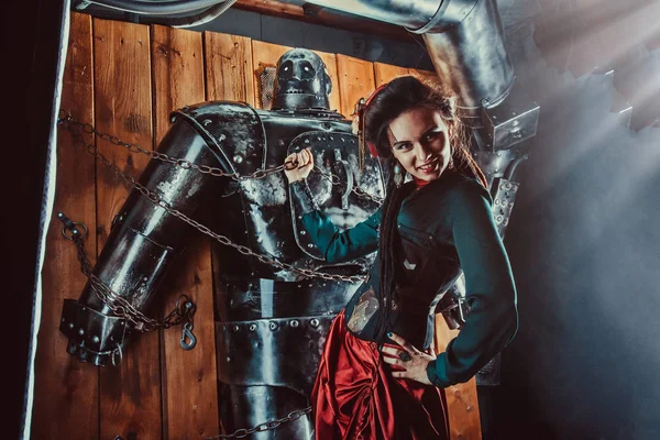 Una mujer hermosa con el robot macho atado . — Foto de Stock