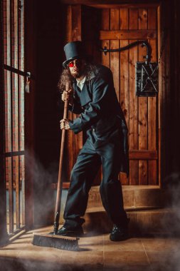 Üzgün beyefendi bez ile cezaevi Zemin Temizleme.