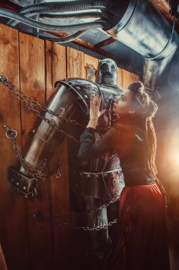 Güzel bir kadın erkek robot sevgiyle kucaklayan.