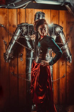 Güzel bir kadın ile berabere kalan erkek robot.