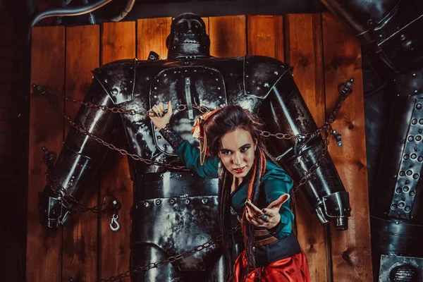 Krásná žena s svázaný muž robot. — Stock fotografie