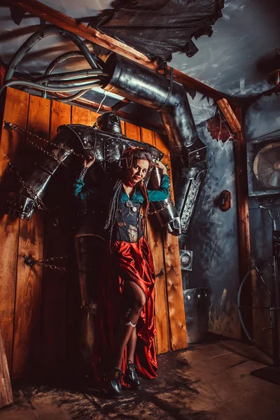 Güzel bir kadın erkek robot sevgiyle kucaklayan.