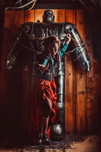 Красивая женщина со связанным мужчиной-роботом . — стоковое фото