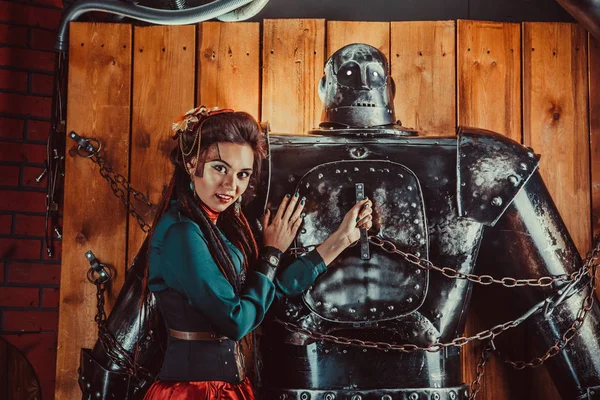 Красивая женщина, обнимающая робота-мужчину с любовью. Отношения b — стоковое фото