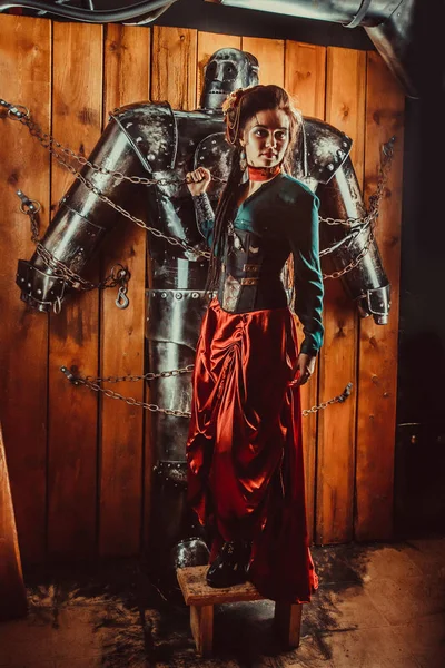 Una mujer hermosa con el robot macho atado . — Foto de Stock