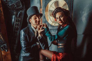 Çok flört çift karanlık oda arka plan üzerinde vintage Kostüm giymiş.