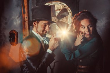 Çok flört çift karanlık oda arka plan üzerinde vintage Kostüm giymiş.