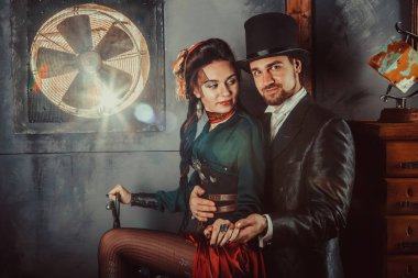 Çok flört çift karanlık oda arka plan üzerinde vintage Kostüm giymiş.