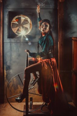 Çekici kadın iplik bisiklet sürme yan çekim