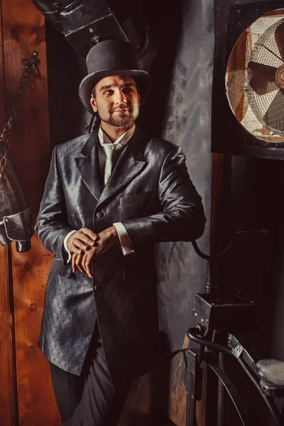 Retrato lateral de cavalheiro vitoriano ajustando seu chapéu superior . — Fotografia de Stock