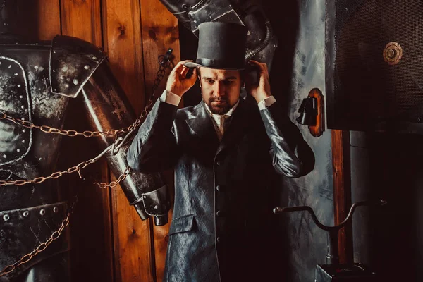 Retrato lateral del caballero victoriano ajustando su sombrero de copa . — Foto de Stock
