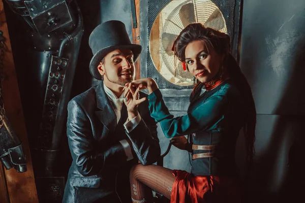 Bella flirtare coppia vestito in vintage costumi su il buio stanza sfondo . — Foto Stock