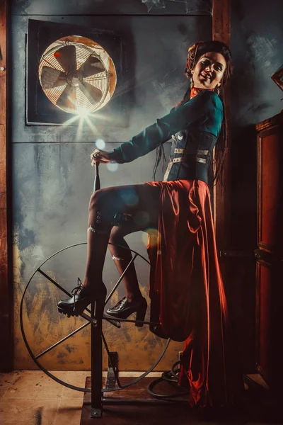 Colpo laterale di donna attraente in sella alla bici da spinning — Foto Stock