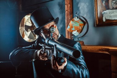 Karanlık bir odada arka plan üzerinde bir tüfekle olgun beyefendi.