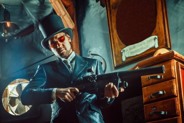 Karanlık bir odada arka plan üzerinde bir tüfekle olgun beyefendi.