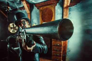 Karanlık bir odada arka plan üzerinde bir tüfekle olgun beyefendi.