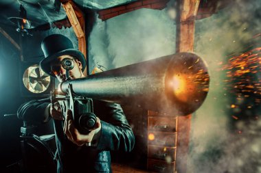 Karanlık bir odada arka plan üzerinde bir tüfekle olgun beyefendi.