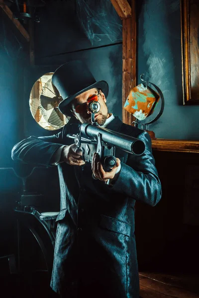 Mature gentleman with a rifle on the dark room background. — Stock Photo, Image