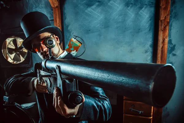 Зрелый джентльмен с винтовкой на фоне темной комнаты . — стоковое фото