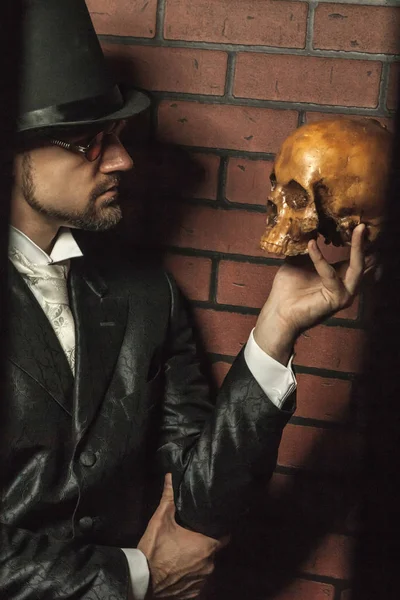 Smart gentleman in cylinder hat and tie in the prison cage. — Stock Photo, Image