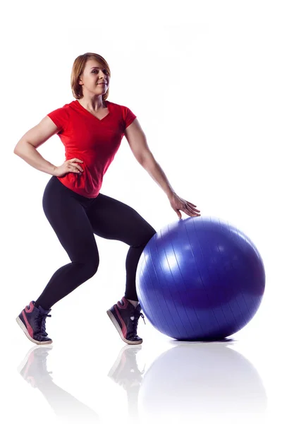 Beautiful passar kvinna att göra övningar med fitness bollen. — Stockfoto