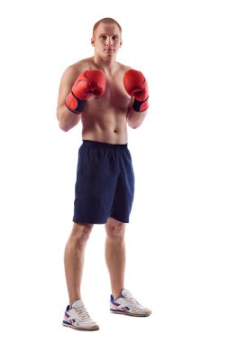 Genç erkek boxer beyaz arka plan üzerinde izole kas esneme tam uzunlukta portresi