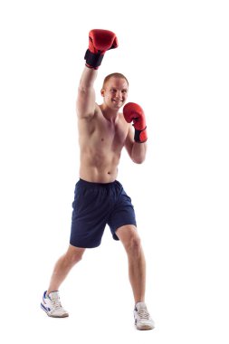 Genç erkek boxer beyaz arka plan üzerinde izole kas esneme tam uzunlukta portresi